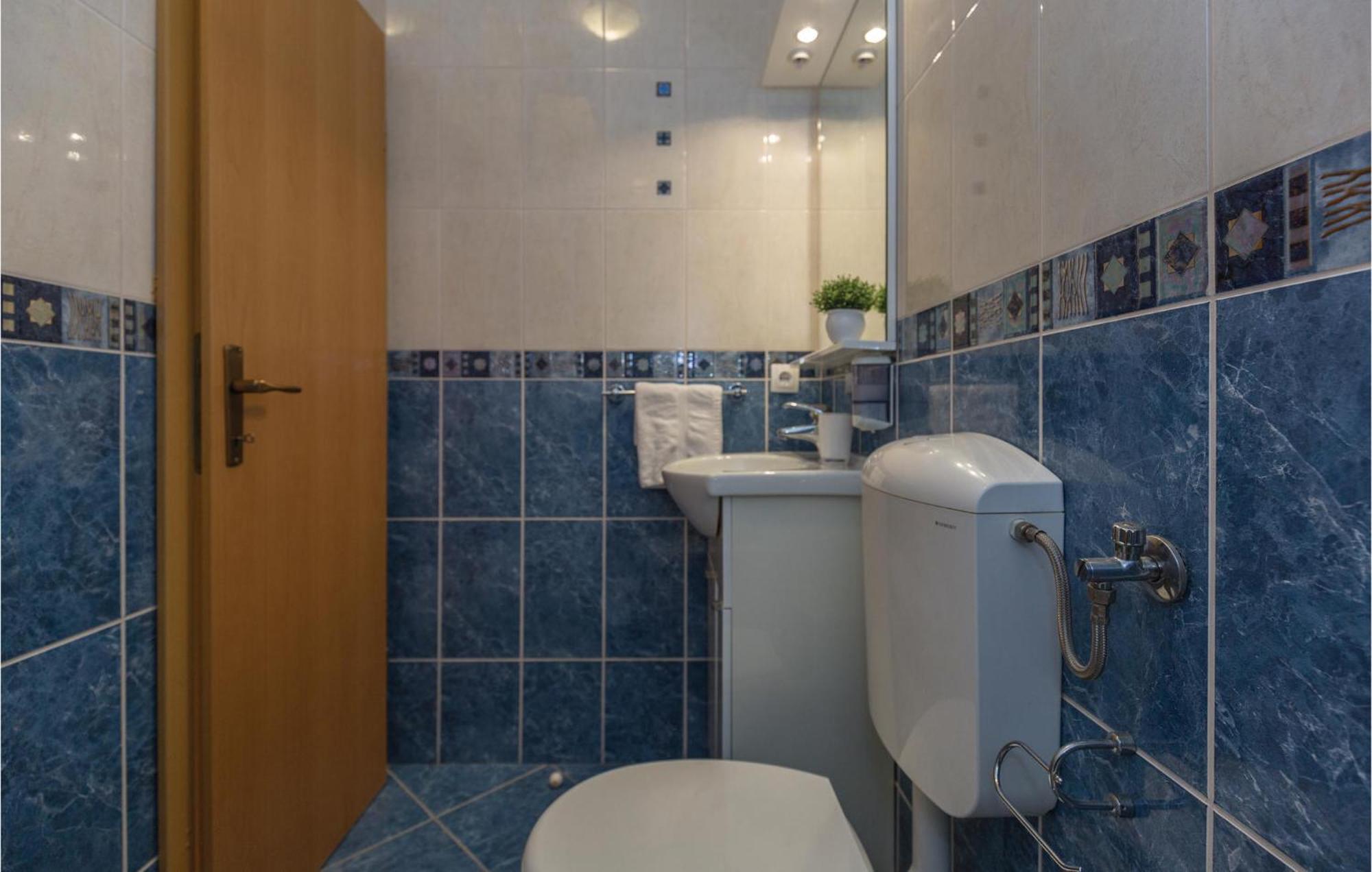 1 Bedroom Stunning Apartment In Makarska Eksteriør billede