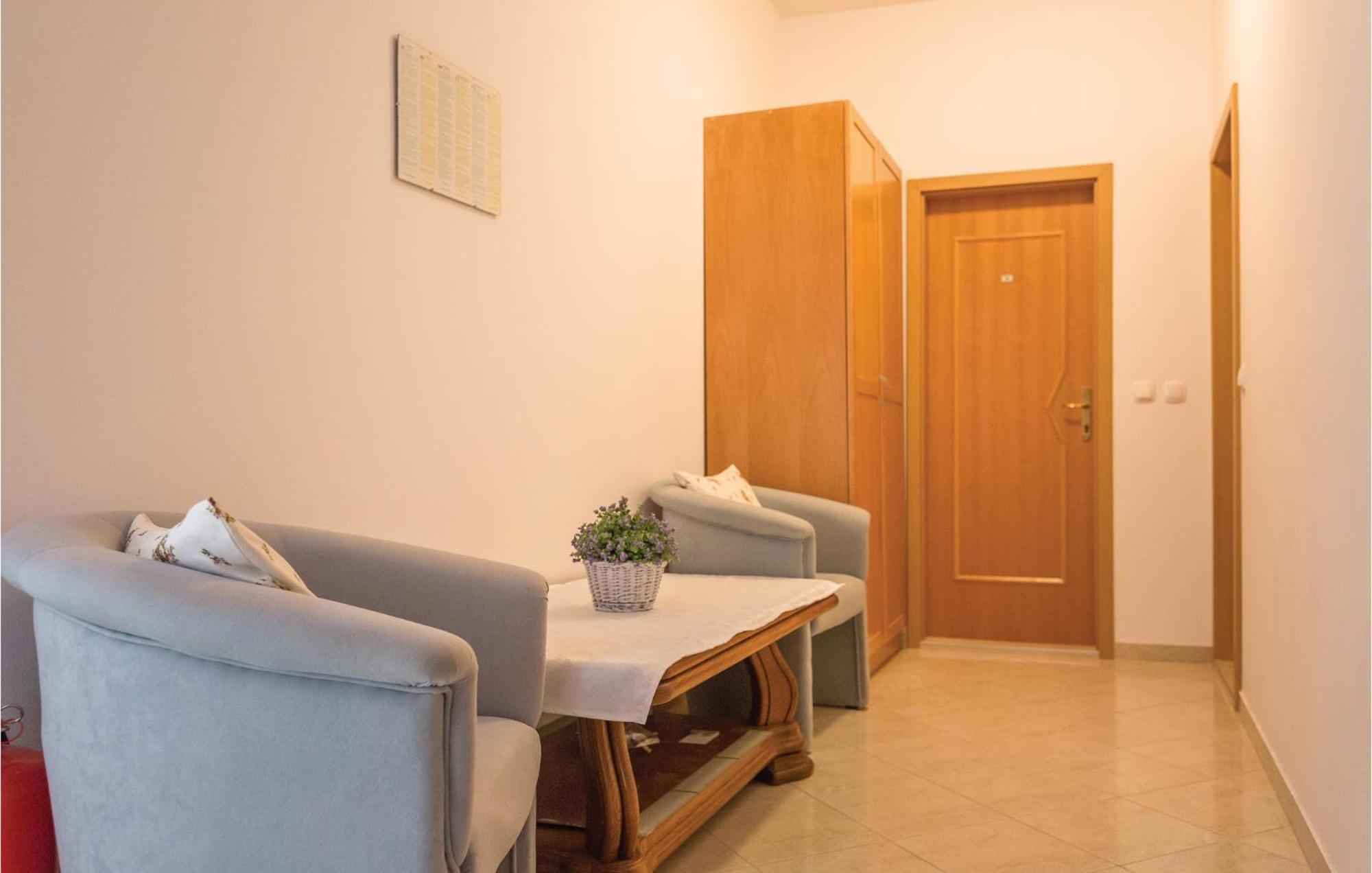 1 Bedroom Stunning Apartment In Makarska Eksteriør billede