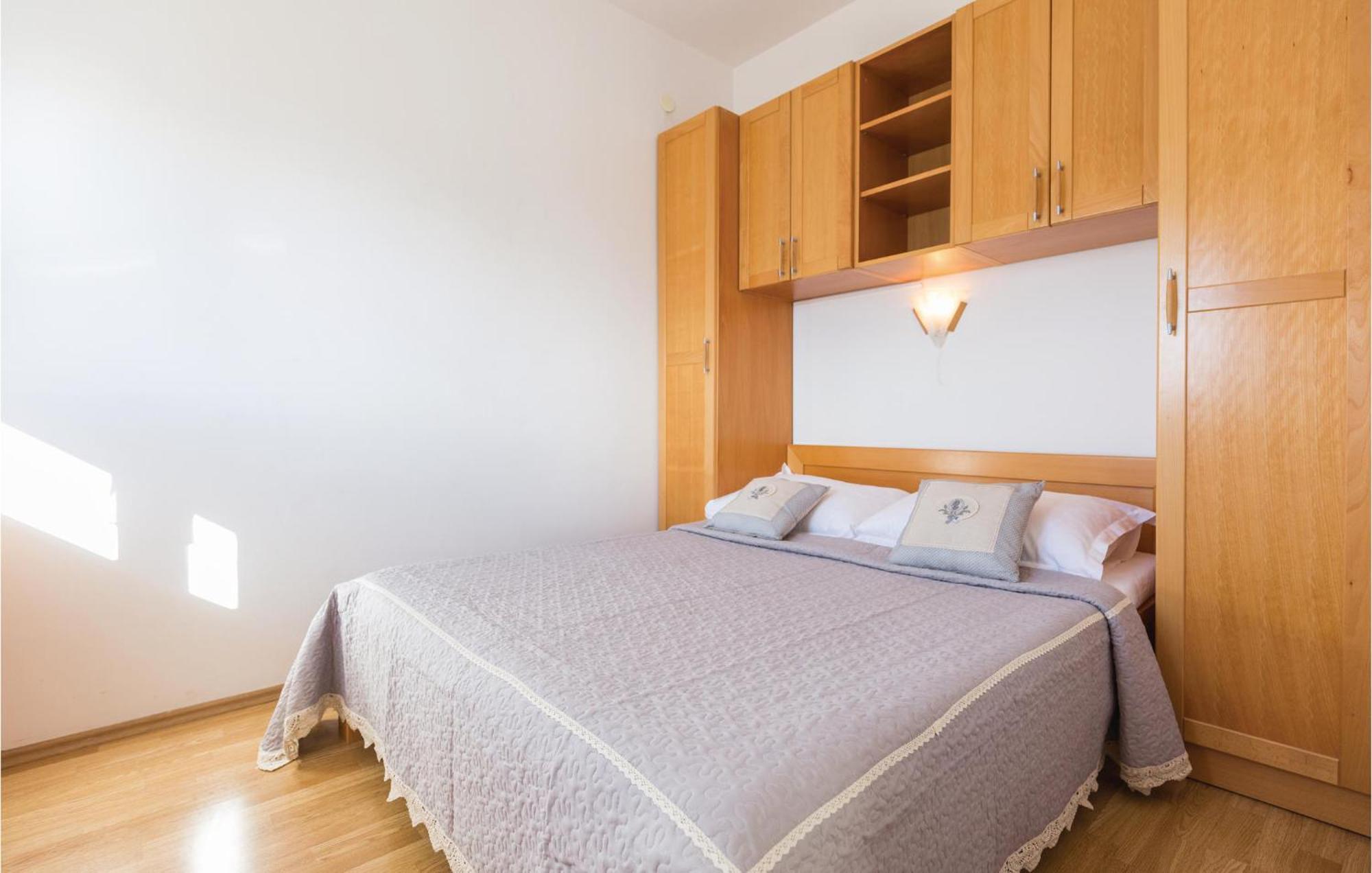 1 Bedroom Stunning Apartment In Makarska Eksteriør billede