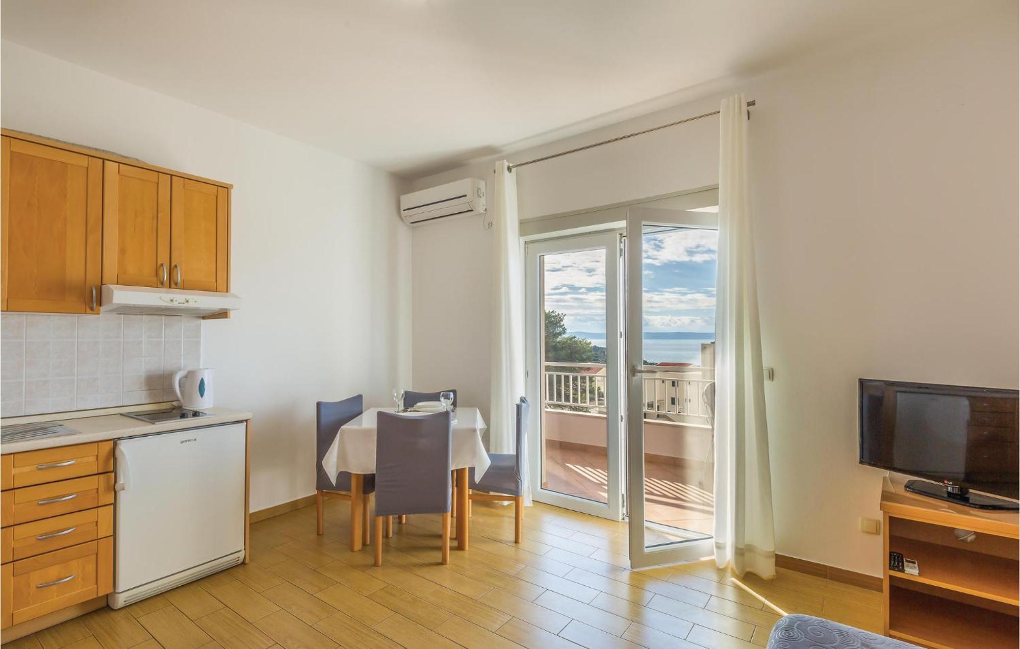 1 Bedroom Stunning Apartment In Makarska Eksteriør billede