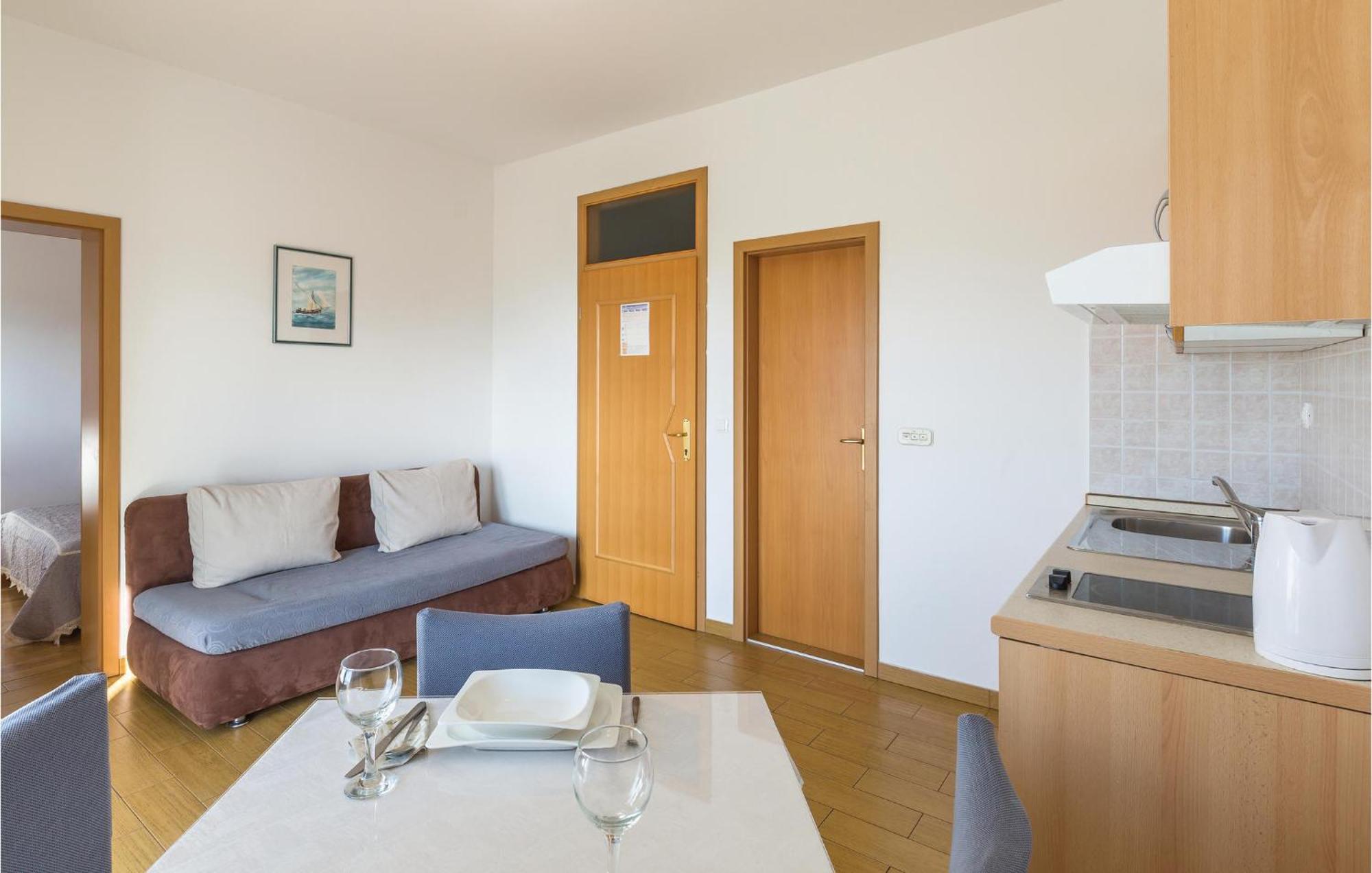1 Bedroom Stunning Apartment In Makarska Eksteriør billede